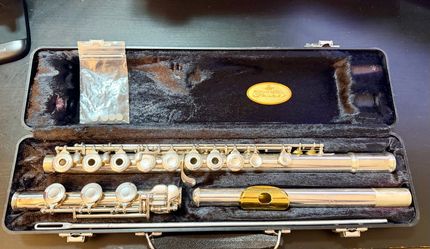 Armstrong 303 Flute - like new!
