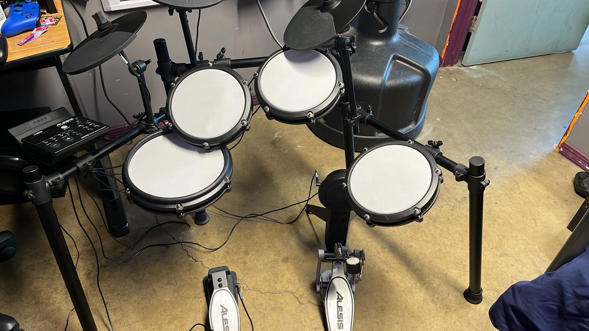 Out Of Box Alesis Nitro Electric 8 Piece Drum Set
