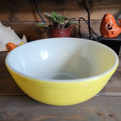 1960' Yellow Pyrex 404 Bowl