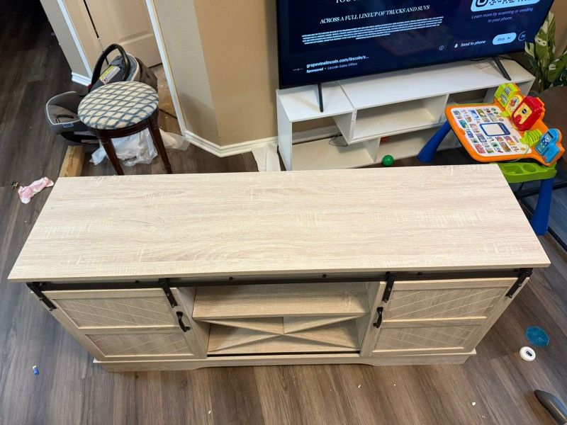 New tv stand for 65"tv with storage.
Size: 58" x 15.7" x 28"
New in box.