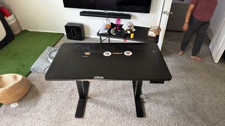 Autonomous height adjustable standing desk