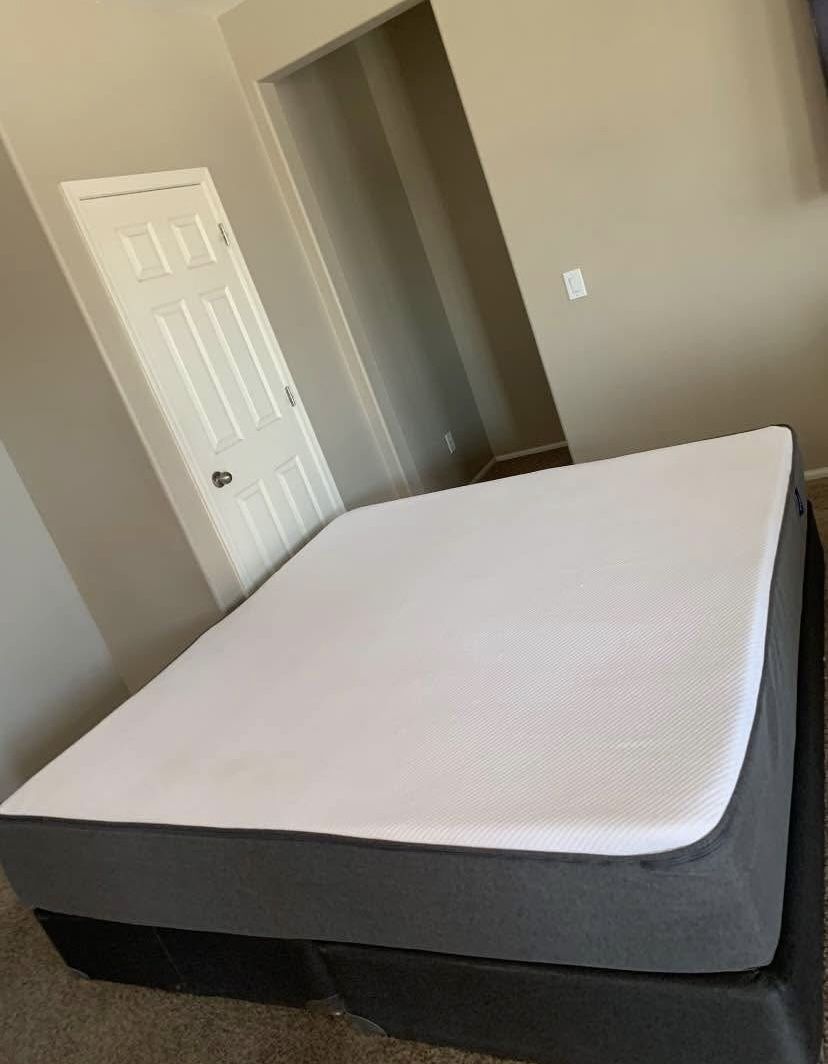 KING CASPER MATTRESS AND FREE BOX SPRINGS