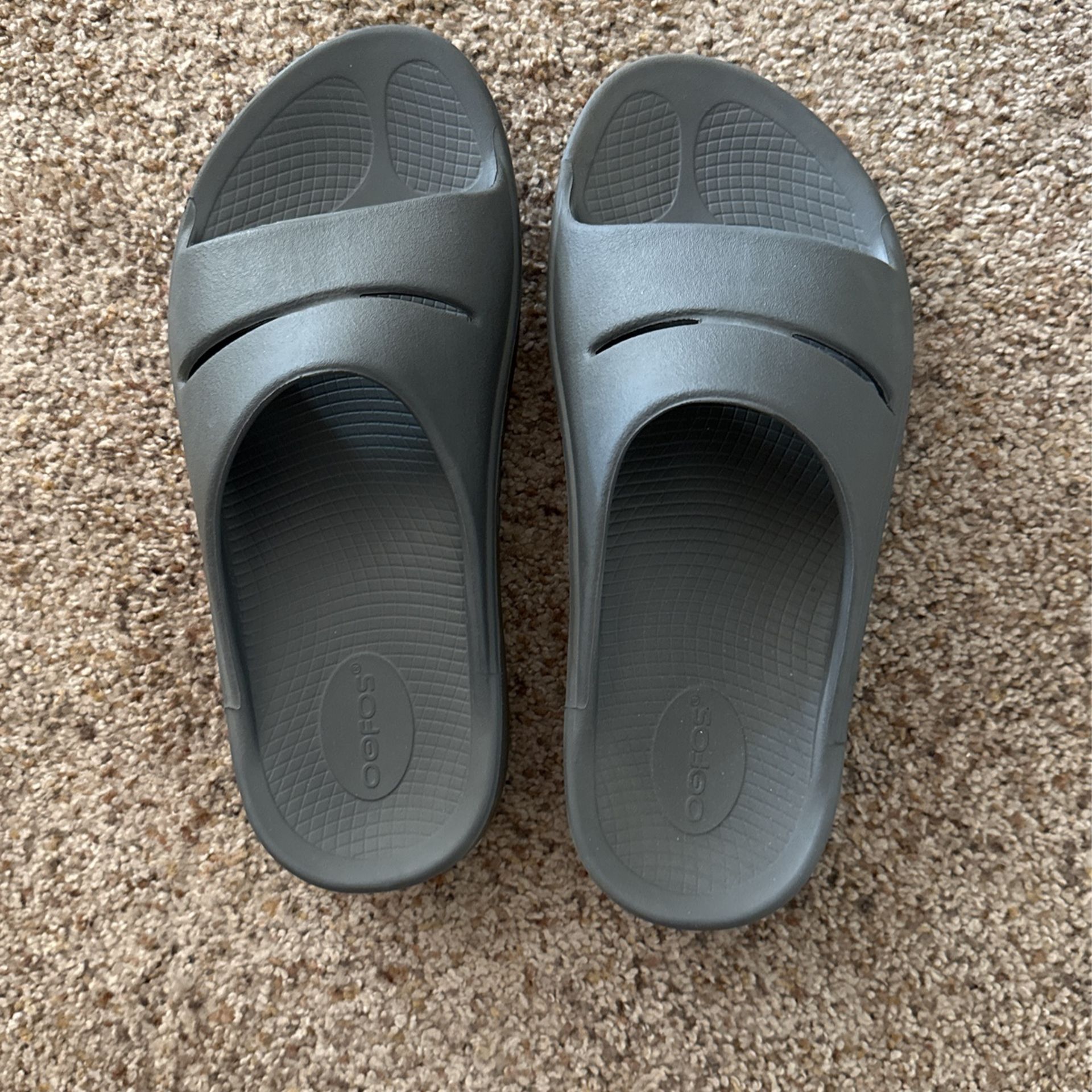 OOFOS Gray Sandals Sz Men 8 Wm 10