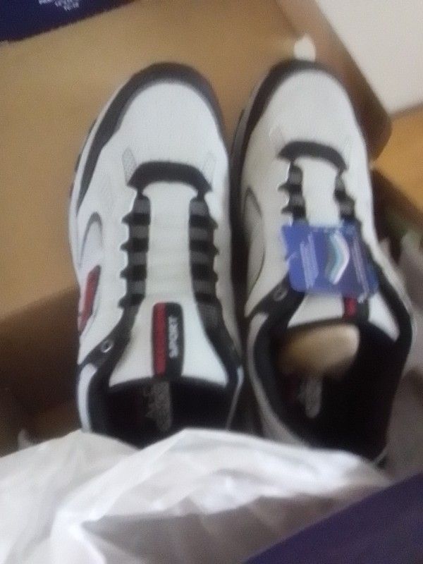 Men's Size 11 NEW IN BOX SKECHERS
