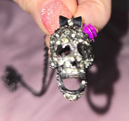 Sparkly skull necklace with a flower