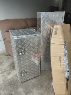 2 box metals 100$ 1 Christmas tree 15$