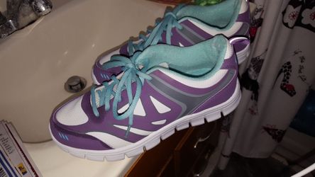 Womens curves sneakers size 7 1/2