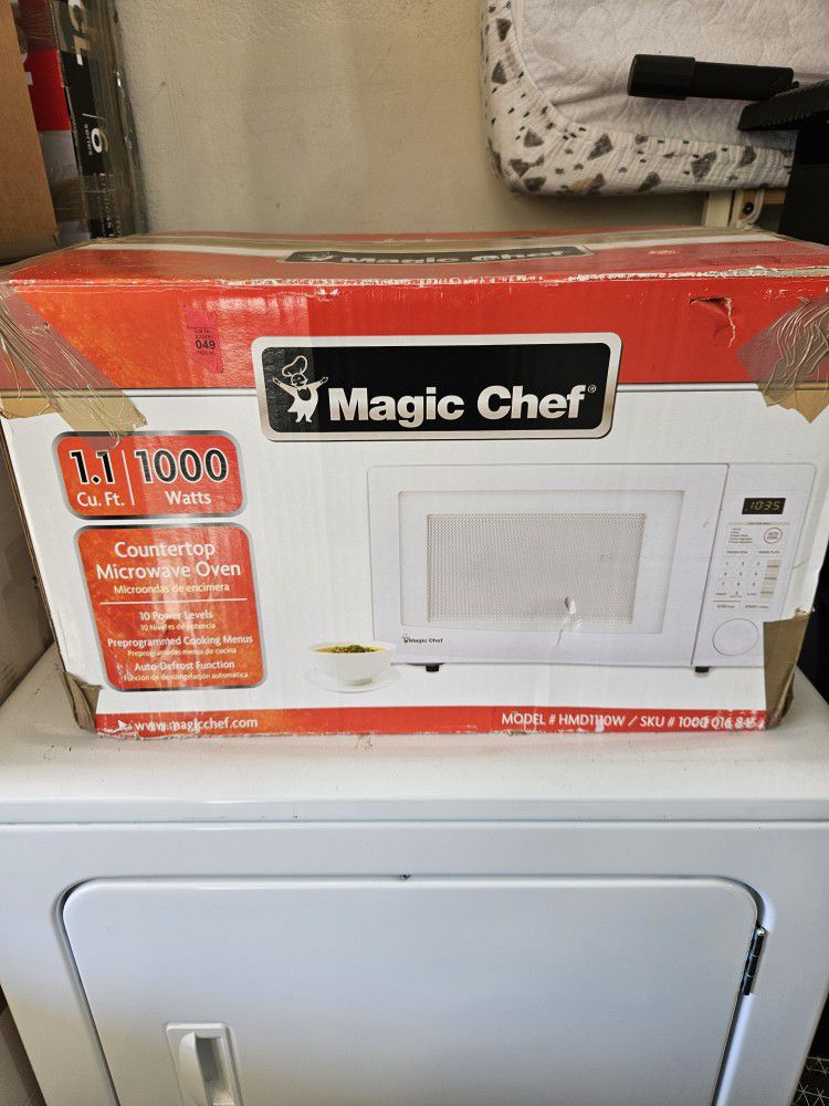 Magic Chef White Microwave 