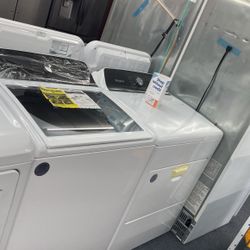 New Scratch And Dent Whirlpool Washer And Dryer Set. 1 Year Warranty 