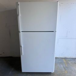 GE Top and Bottom Refrigerator. 100% FULLY WORKING!