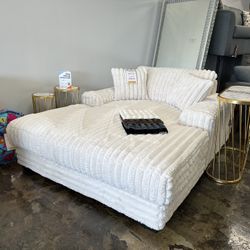 OVERSIZED ACCENT CHAIR