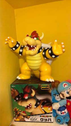Super Mario bowser statue yellow
