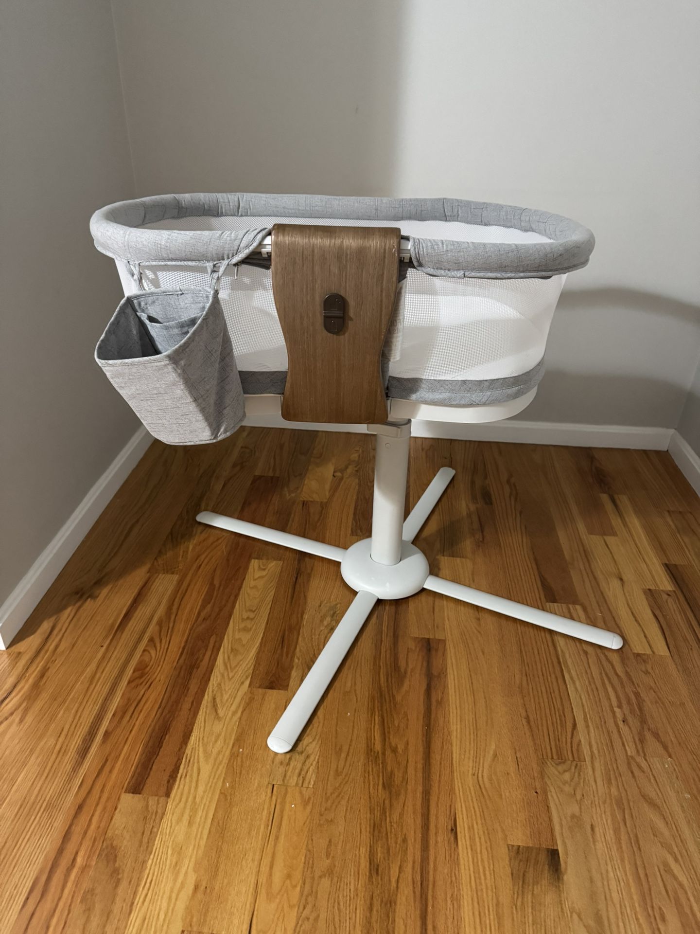 Halo BassiNest Luxe Swivel Sleeper Bassinet