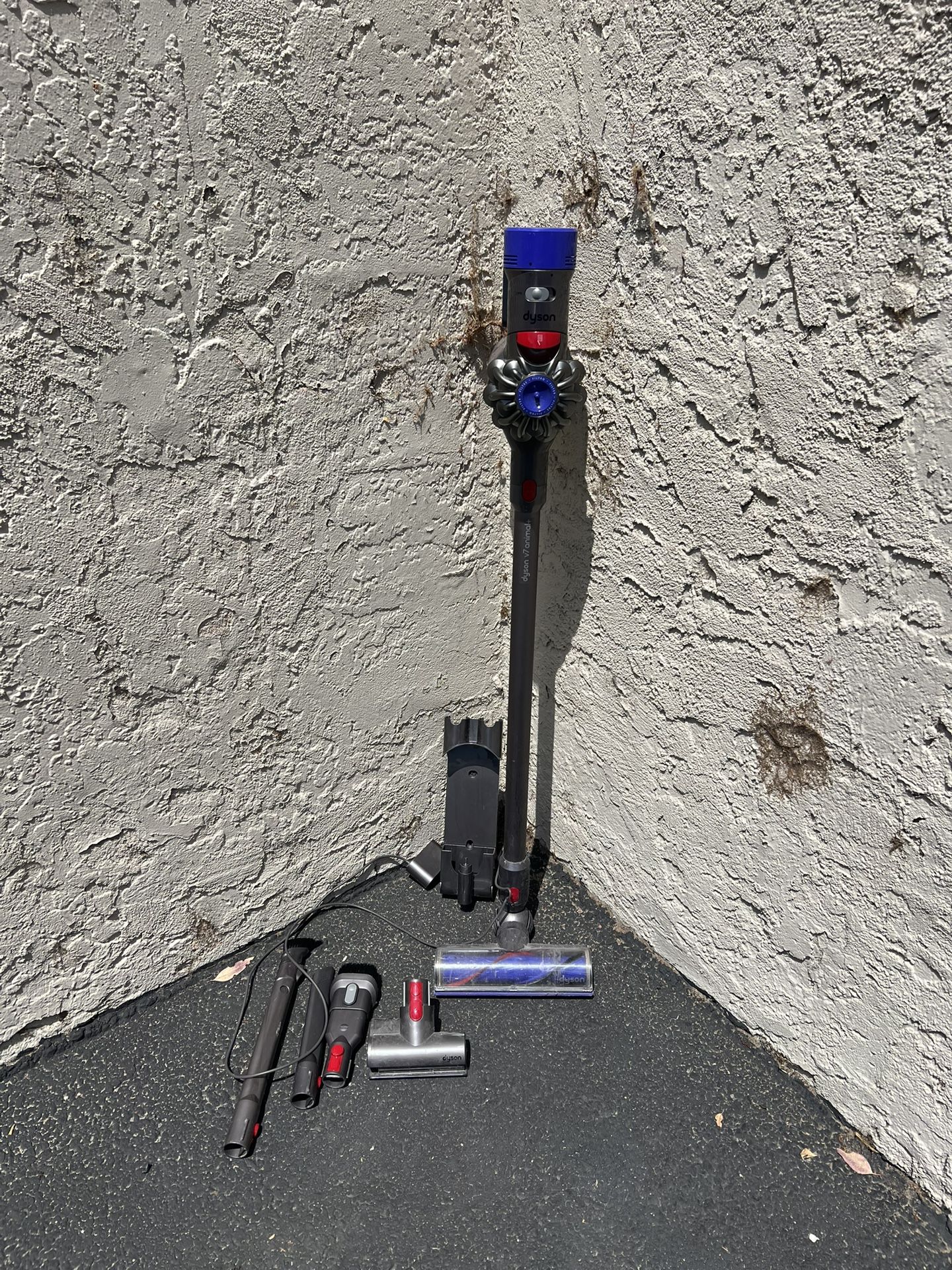 Dyson v7 animal+ cordless vacuum .