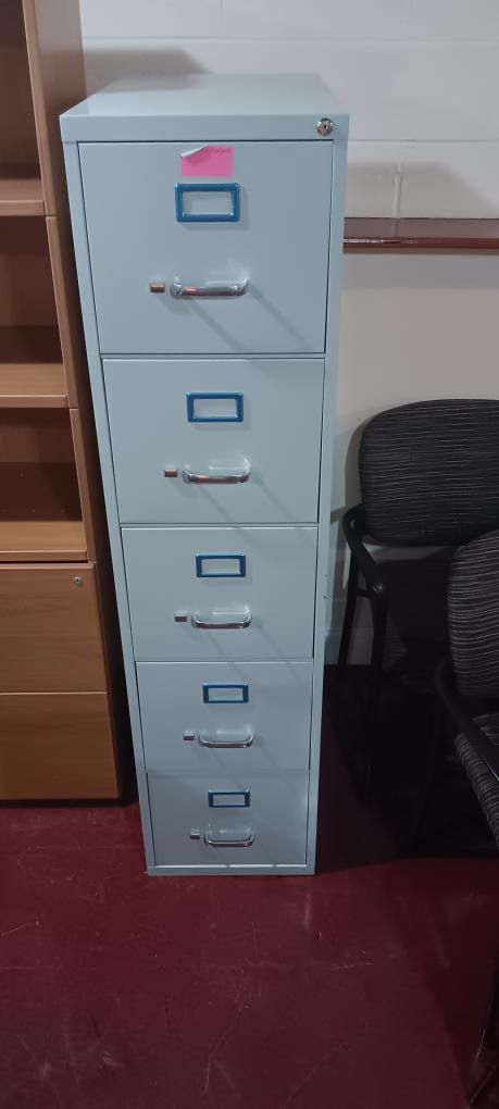 Metal File Cabinet ( like new )