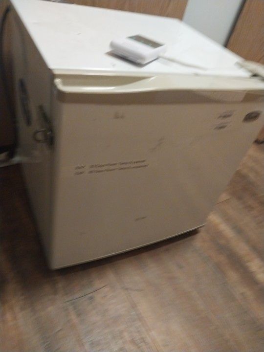 Avanti Mini Fridge