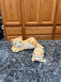 Ceramic Momma Tabby Cat Kitten pair of salt and pepper shakers. Preowned never used.