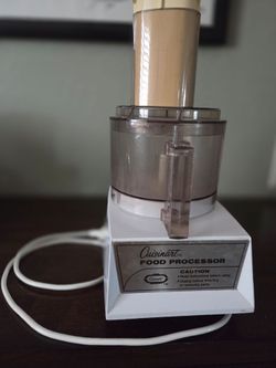 Cuisinart Food Processer with 13 cup bowl, 5 blades and xtra new b owl gently used 70.00