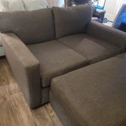 Love Seat Couch Nice Like New$ 70.00