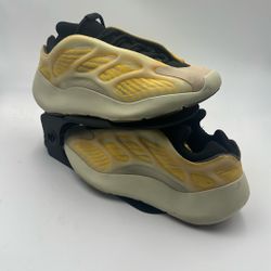 Pre-Love Yeezy 700 v3 Mono Safflower Size 6M