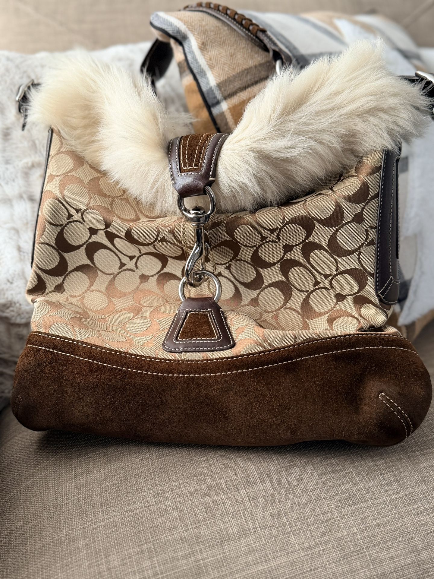AUTHENTIC COACH Signature Large Canvas, Suede & Faux Fur Handbag – Style F052-8K48