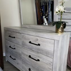 QueenBed Dresser & Mirror