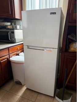 10.1 cu. Magic Chef White Refrigerator