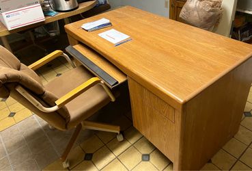 Spacious and solid computer Desk. Very good condition. 🖥️🗄️