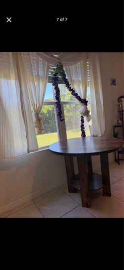 Wood finish round table