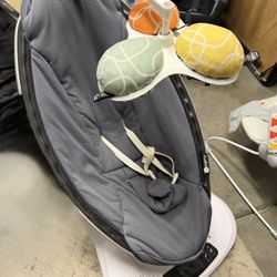 4moms Mamaroo 4Baby Swing - Great Condition