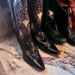 SUPER COOL WOMEN BOOTS SIZE  7/8 LEATHER