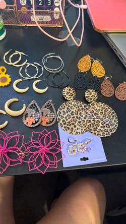 25 pairs of earrings