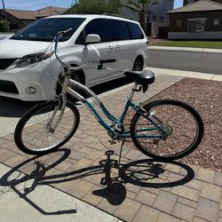 Women’s bike 7 speed 26” tires Adult size very comfortable to ride / Giant bike
