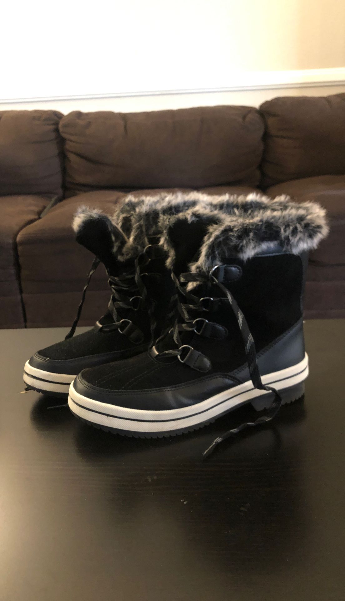 Women’s snow/rain boots size 9