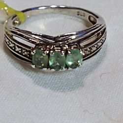 GRANDIDERITE/THREE-FACETED GEMSTONES, WITHIN A STERLING SILVER SETTING. SIZE 5.0. (R-240993)