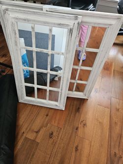 2 Decorative Mirrors, Measurs 17"x28" Each