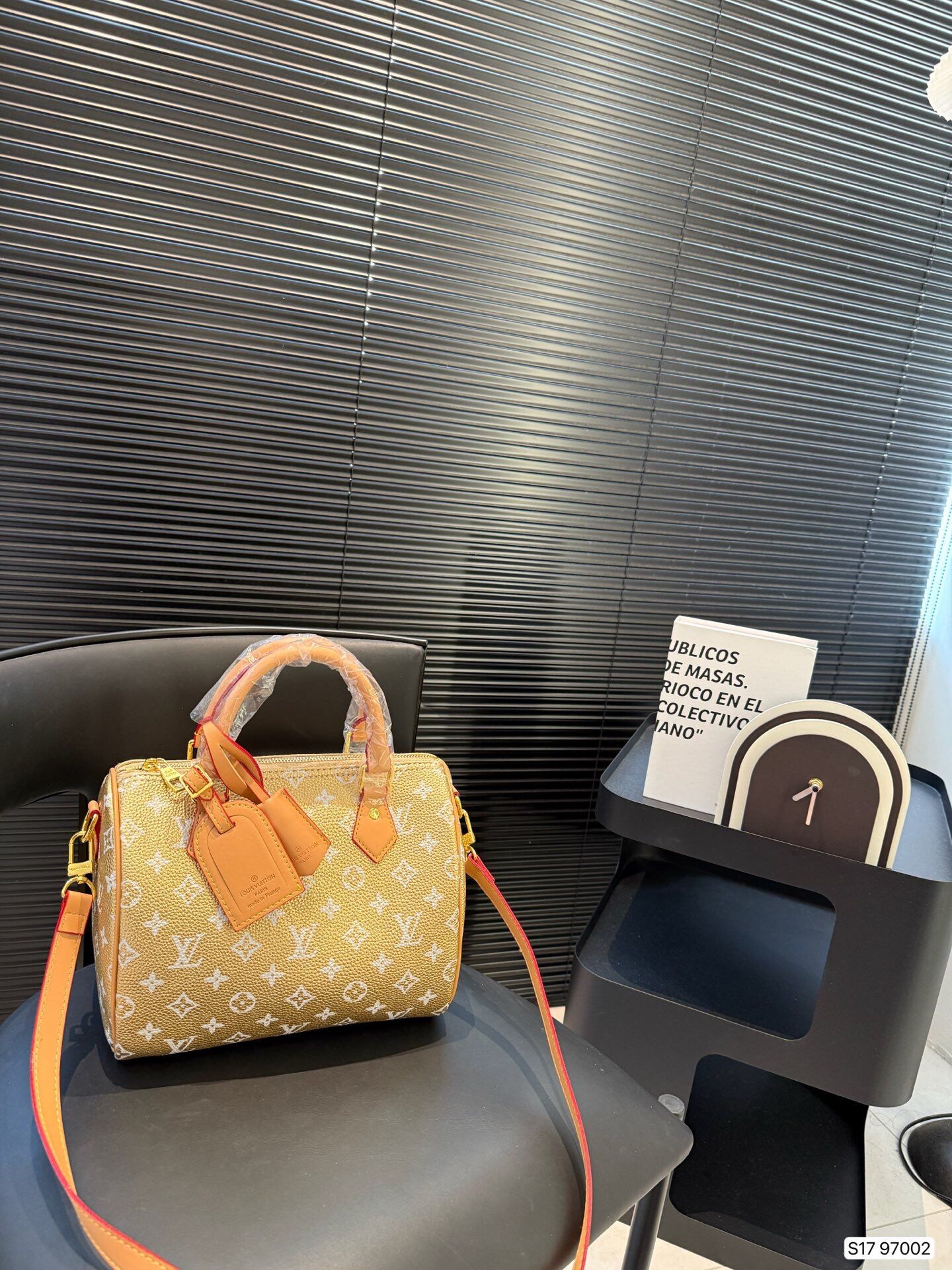 A fashionable and versatile women's bag