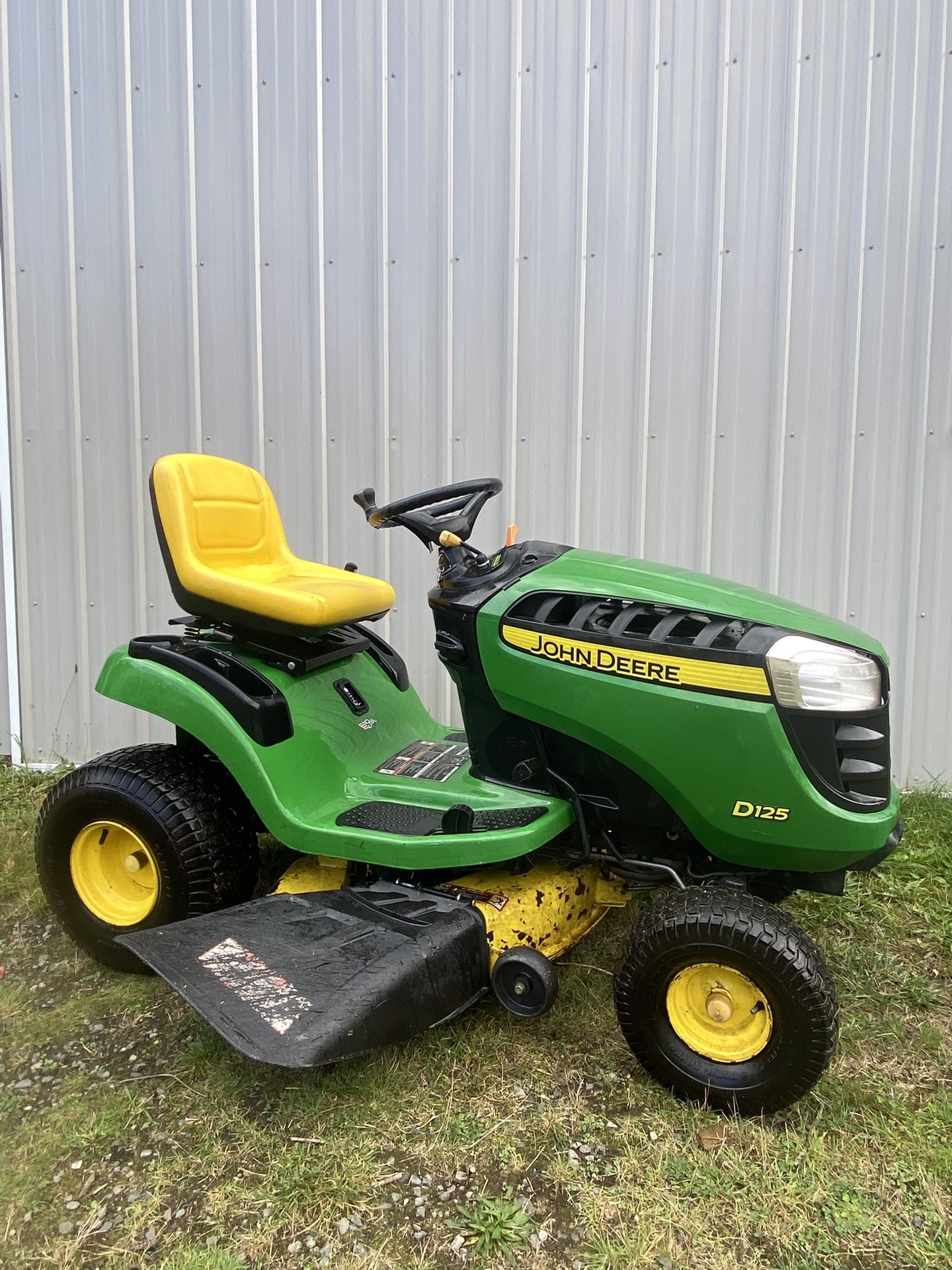 John Deere D125 Mower Rider Lawnmower