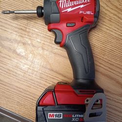Milwaukee Impact Gun With Battery 