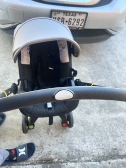 Doona Stroller And Car seat Combo With Base That Doesn’t Expire Till Late 2028