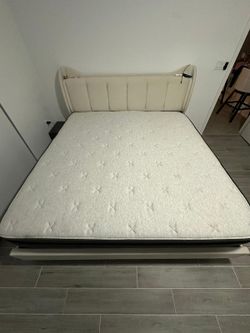 Helix Dawn KING size Mattress in Excellent Condition Like New Smoke Free Pet Free Home