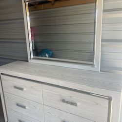 Queen  Size Bed  6 Drawer Dresser  And Two Drawer Night Stand  Includes Queen Size  Mattress