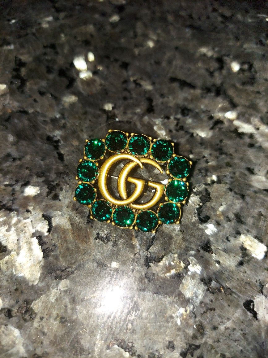 METAL DOUBLE G BROOCH WITH RARE GREEN CRYSTALS