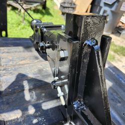 Adjustable trailer hitch 