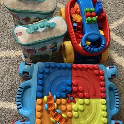 228 Mega Bloks plus scooping wagon and table