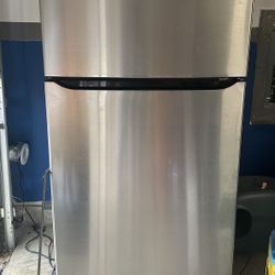 LG 23.6 cu ft Refrigerator- Like New
