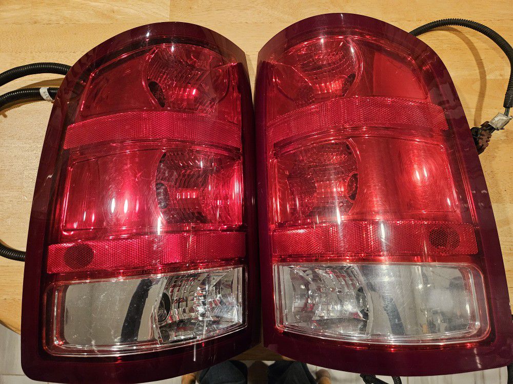 2007-2013 Chevy/GMC Tail Lights w/ Wiring Harness and Bulbs