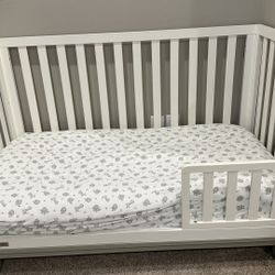 Fisher price crib w/mattress and fitted sheet
