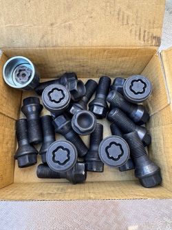 BMW lug bolts with locks and key