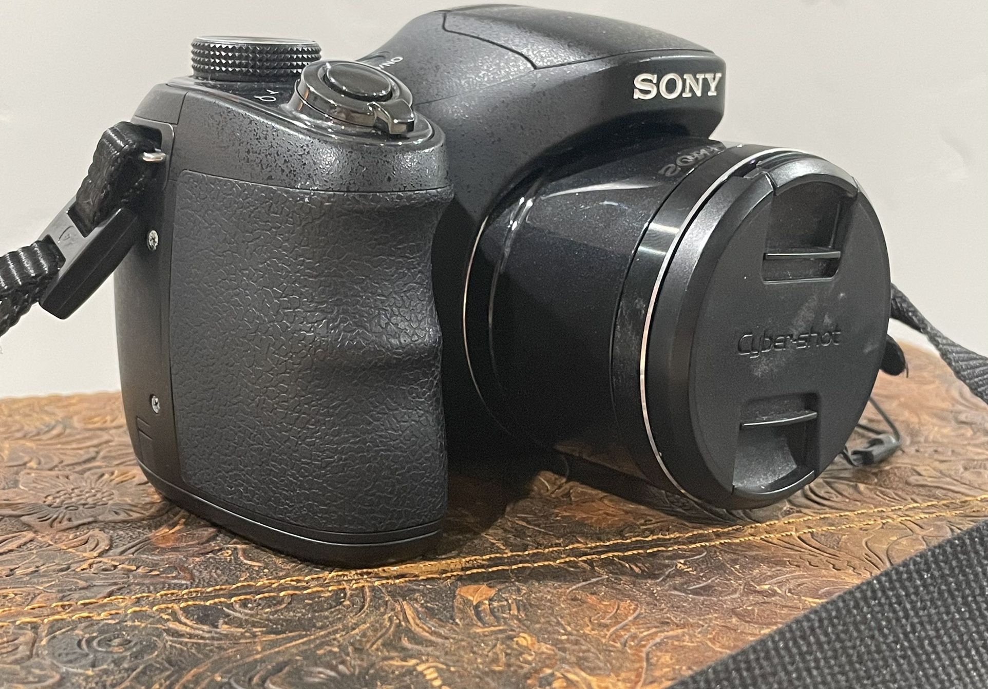 Sony Digital Still Camera DSCH200 26x Optical Zoom for Sale in